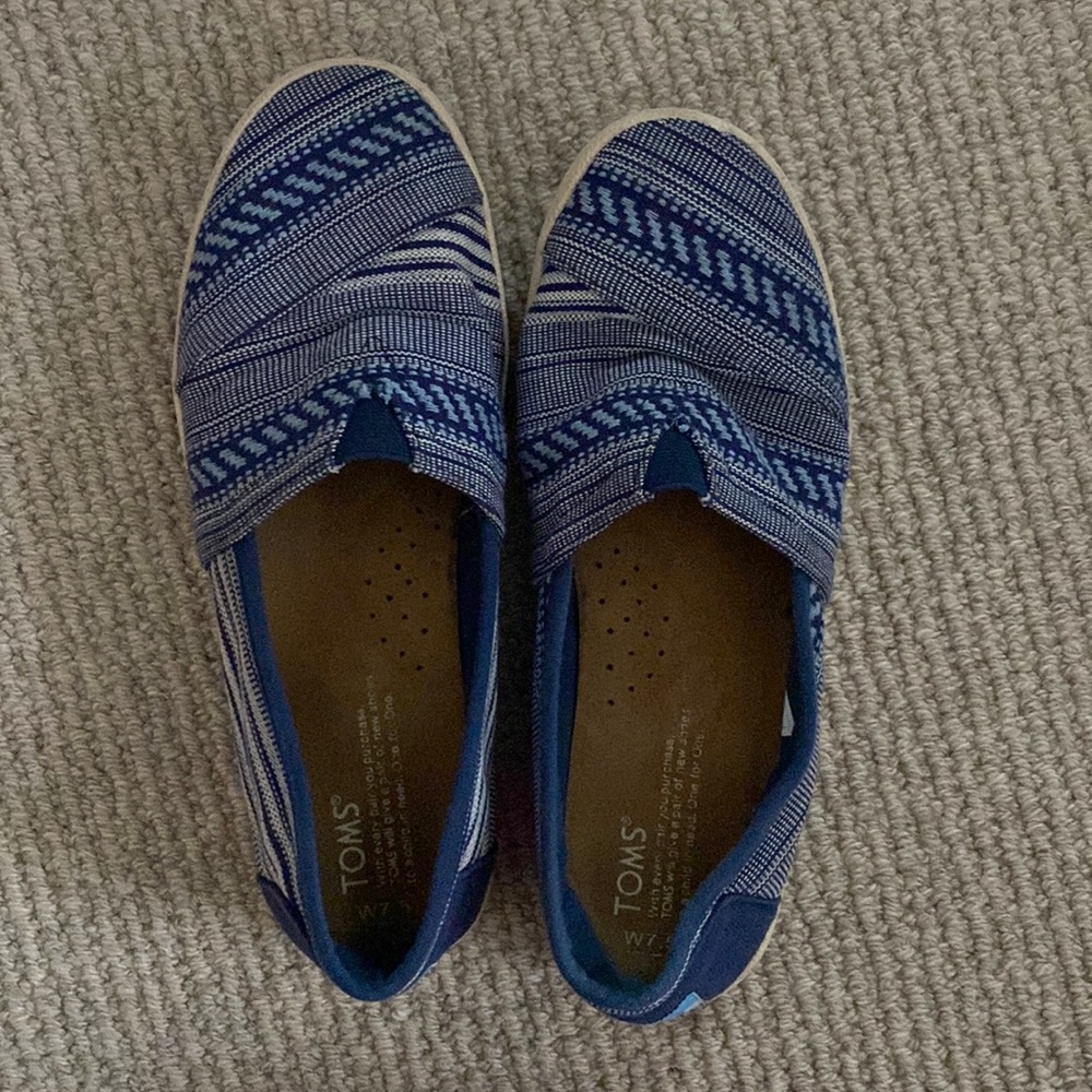 Toms Avalon slip ons
